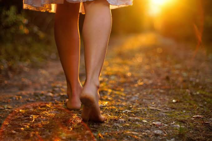 Tire seus sapatos e caminhe sobre o solo. | Plie Namastê